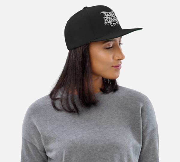 classic-snapback-black-right-side-67fd5e88a0c99-Photoroom