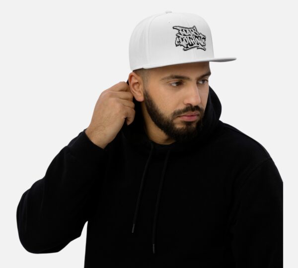 snapback-white-front-67fd65127bbfc-Photoroom